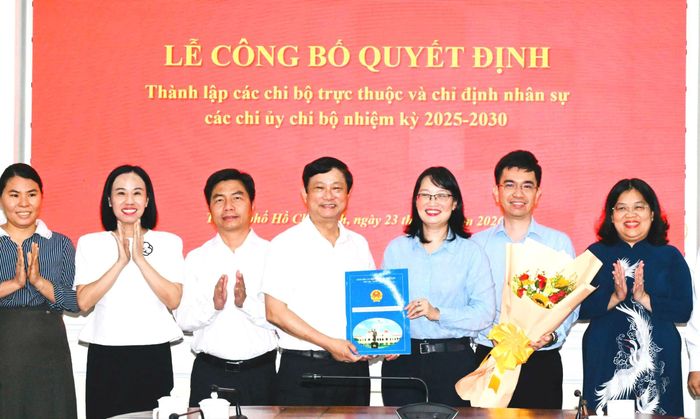 Đồng chí Võ Văn Minh, Bí thư Đảng ủy, Chủ tịch HĐND TPHCM trao quyết định thành lập Chi bộ Công tác Quốc hội. Ảnh: VIỆT DŨNG