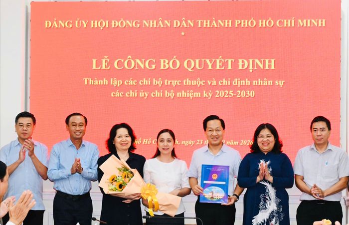 Chi bộ Ban Đô thị nhận quyết định thành lập. Ảnh: VIỆT DŨNG