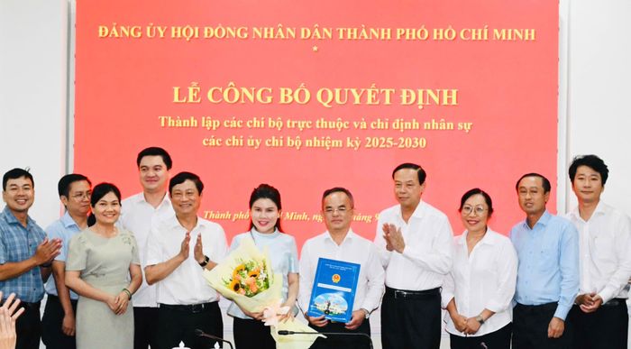 Đồng chí Võ Văn Minh và đồng chí Nguyễn Văn Thọ trao quyết định thành lập Chi bộ Công tác HĐND. Ảnh: VIỆT DŨNG