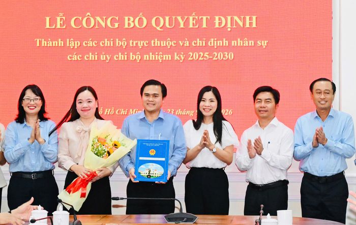 Chi bộ Ban Văn hóa - Xã hội nhận quyết định thành lập. Ảnh: VIỆT DŨNG