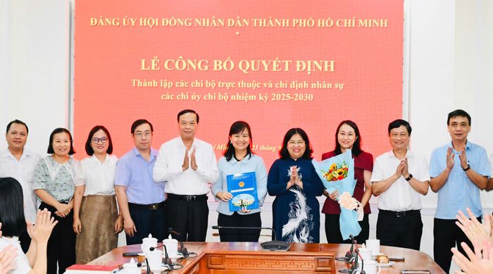 Chi bộ Ban Pháp chế nhận quyết định thành lập. Ảnh: VIỆT DŨNG