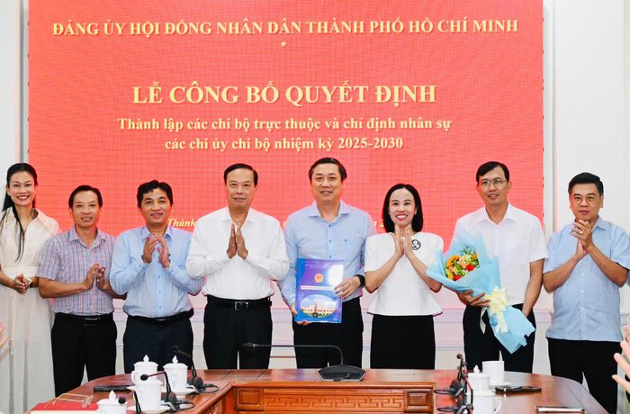 Đồng chí Nguyễn Văn Thọ trao quyết định thành lập Chi bộ Ban Kinh tế - Ngân sách. Ảnh: VIỆT DŨNG