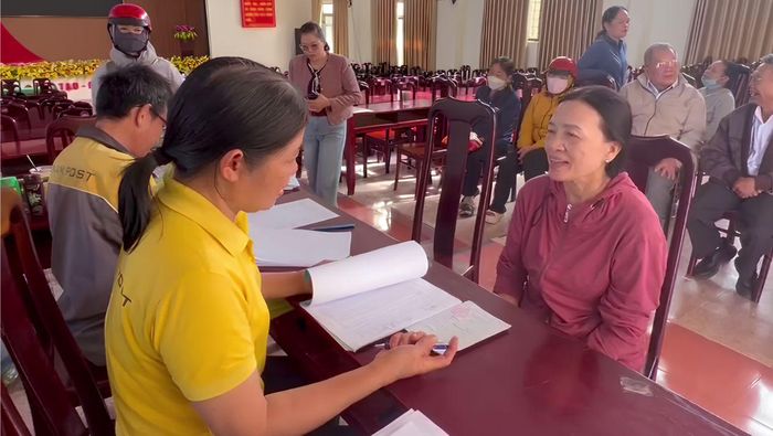  Người dân nhận lương hưu tại điểm chi trả 