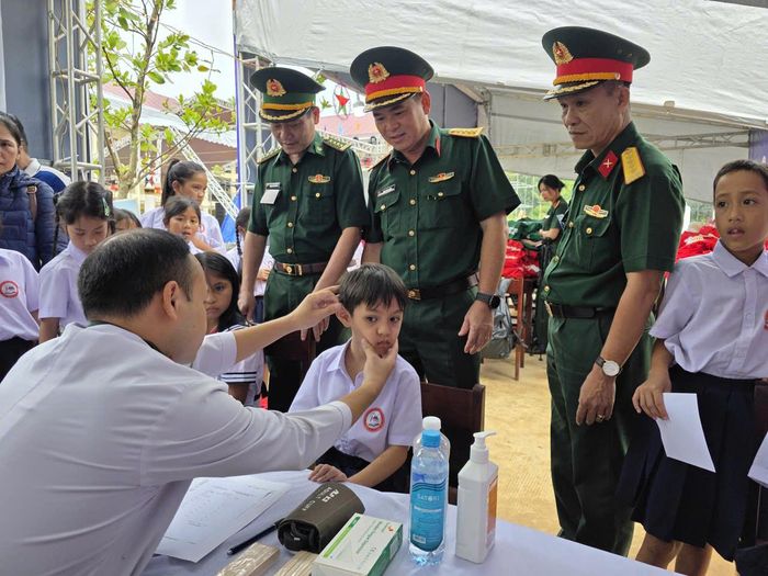 Bên cạnh khám, cấp thuốc điều trị các bệnh thông thường, lực lượng y tế hướng dẫn học sinh phòng bệnh, giữ vệ sinh cá nhân Ảnh: NGUYỄN CƯỜNG