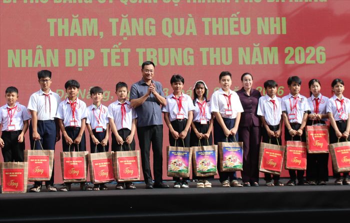 Bí thư Thành ủy Đà Nẵng Lê Ngọc Quang tặng quà các em học sinh. Ảnh: NGUYỄN CƯỜNG