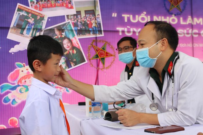 Các em học sinh được bác sĩ của Bộ CHQS TP Đà Nẵng thăm khám tổng quát. Ảnh: NGUYỄN CƯỜNG