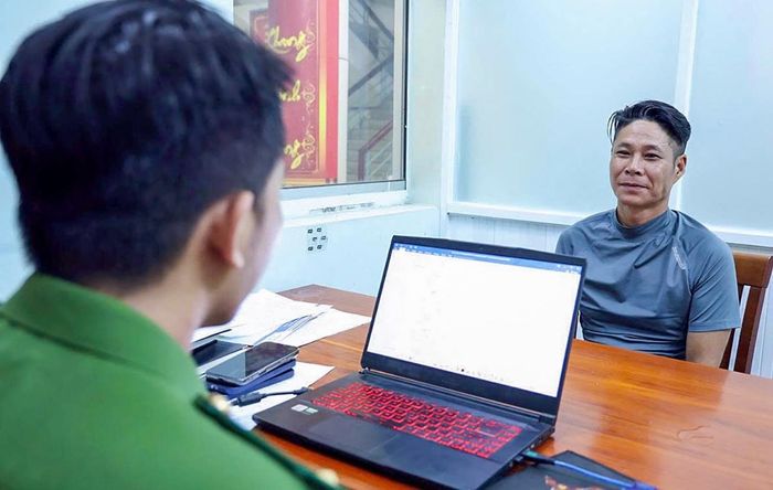 Đối tượng Trần Hùng Hậu tại cơ quan Công an. Ảnh: CACC