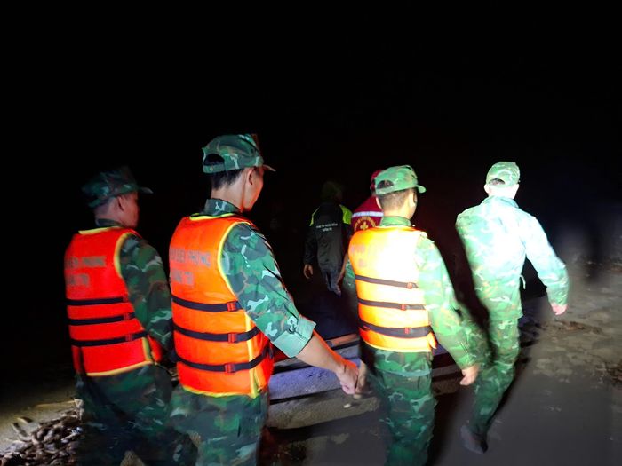 17 giờ 40 phút ngày 23-9, các lực lượng chức năng tìm thấy và đưa thi thể học sinh đuối nước vào bờ