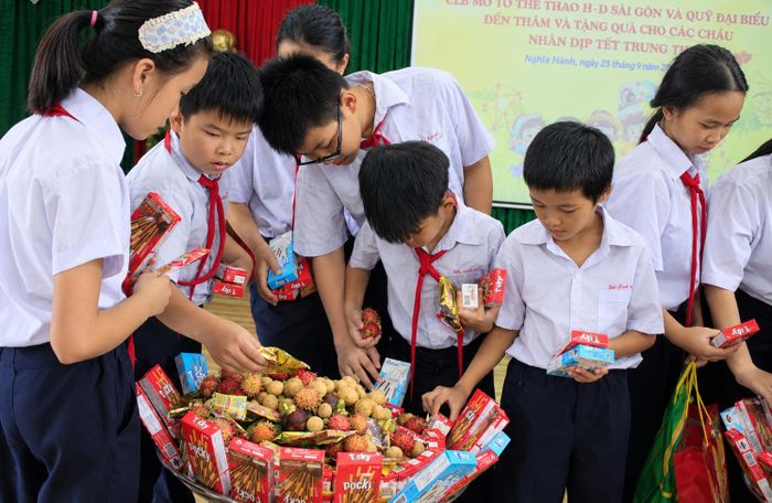  Các em lựa chọn những món bánh kẹo, trái cây trong hoạt động vui phá cổ. Ảnh: NGUYỄN TRANG 
