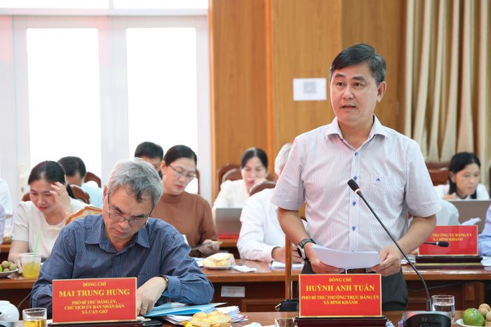 Phó Bí thư Thường trực Đảng ủy xã Bình Khánh Huỳnh Anh Tuấn trình bày báo cáo tại buổi làm việc. Ảnh: LÊ THOA