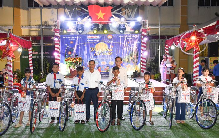 Phó Chủ tịch HĐND TP Cần Thơ Lý Rotha và Phó Tổng Biên tập Báo SGGP Nguyễn Đức Hiển trao xe đạp và quà cho các em học sinh