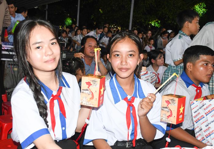 Các em học sinh vui đêm hội trung thu