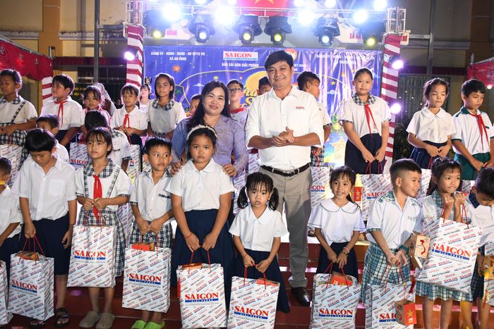 Lãnh đạo TP Cần Thơ, Báo SGGP, địa phương và các đơn vị đồng hành tặng quà cho các em học sinh