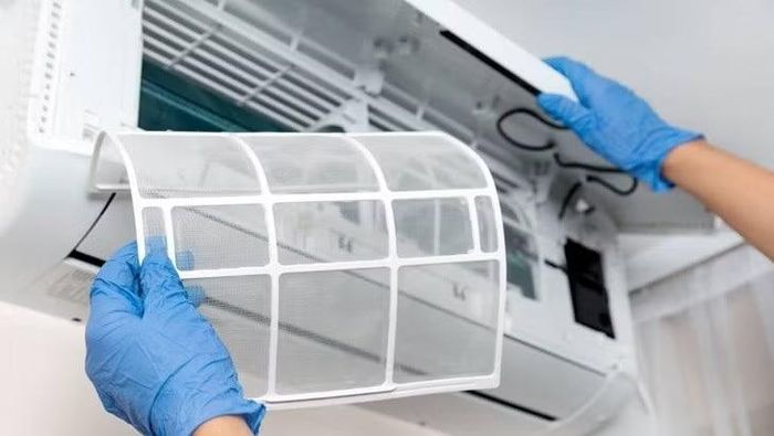 Vệ sinh bộ lọc điều hòa sau mùa nóng giúp hạn chế bụi bẩn và mùi khó chịu khi thiết bị ngừng hoạt động.