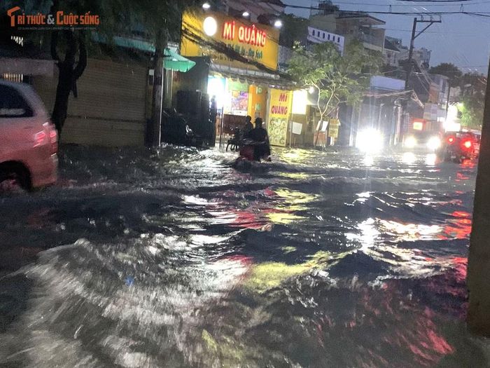 Mỗi khi có ô tô chạy qua, tạo thành sóng đánh nước văng tung tóe hai bên đường. Rất nhiều phụ nữ đẩy xe chết máy bị sóng nước đánh suýt ngã nhào khi ô tô chạy qua.