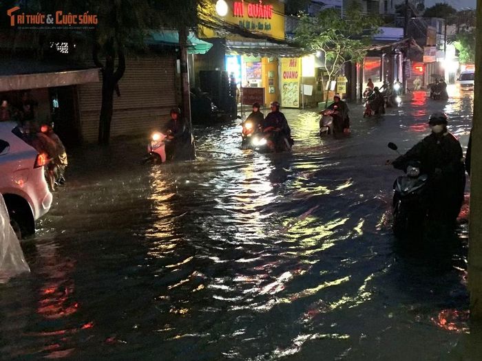 Biển nước mênh mông không thể biết được đâu là lề đường, đâu là mặt đường...