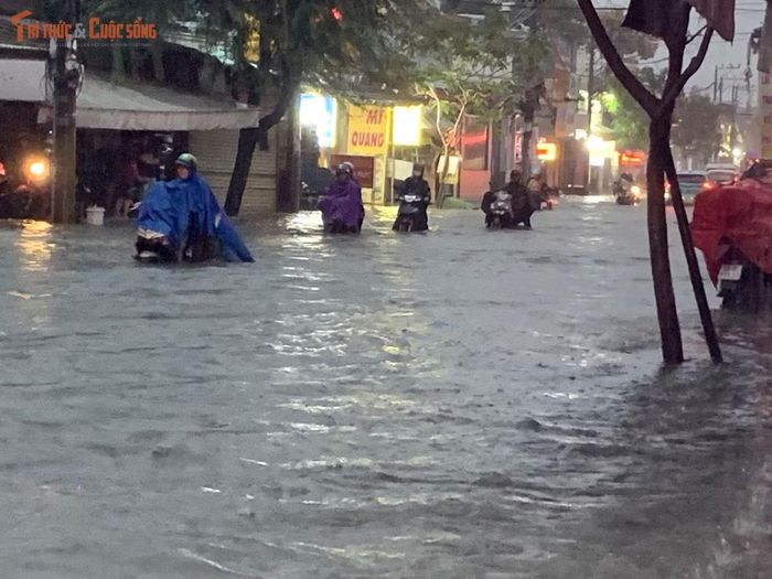 Nhiều đoạn nước ngập lút bánh xe máy khiến hàng trăm phương tiện chết máy.