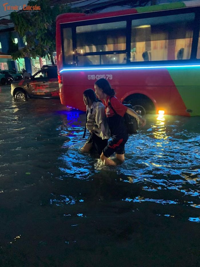 Đường Mã Lò ngập kéo dài gần 1km, nhiều đoạn ngập lút bánh xe máy. Người dân địa phương cho biết, đường Mã Lò có mặt đường thấp, cộng với nước đổ về đây quá nhiều khiến các cống, rãnh không kịp thoát nước.