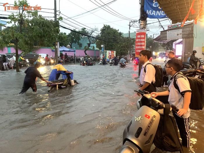 Người lao động, học sinh “bơi” trên đường về nhà.