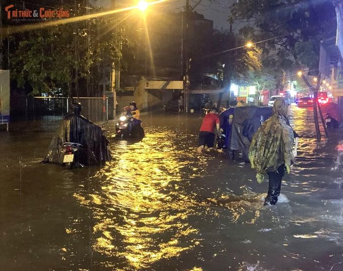 Đến 20h cùng ngày, nước trên đường Mã Lò vẫn còn ngập lênh láng.