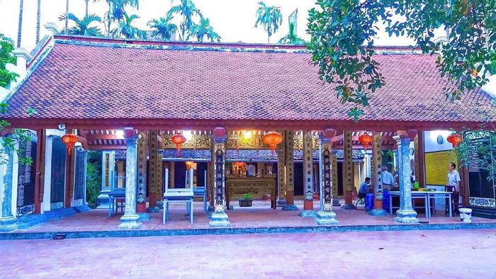 Chánh Phu nhân Nguyễn Thị Hay, là phu nhân của Quốc sư Nguyễn Quý Ân và là thân mẫu của Đồng Thần Nguyễn Quý Thường. (Ảnh: Nhà thờ Chi cụ Đồng Thần tại xóm Đình, làng Đại Mỗ, phường Tây Mỗ, Hà Nội).