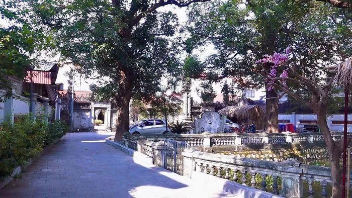 Tại xóm Đình, làng Đại Mỗ (phường Tây Mỗ, Hà Nội) bên cạnh việc phụng thờ Thành hoàng làng là Thủy Hải Long Vương và Ả Lã Nàng Đê, nhân dân còn phụng thờ Tam Đại vương họ Nguyễn Quý là cha con ông cháu: Nguyễn Quý Đức, Nguyễn Quý Ân, Nguyễn Quý Kính.