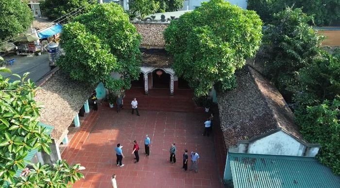 Ghi nhớ công lao khai hoang mở đất, người dân Trung Hoàng đã lập đền thờ và kính trọng tôn vinh cụ là Đức Đại Vương.