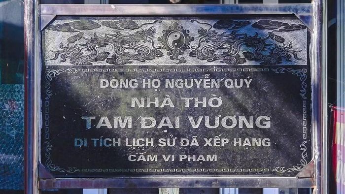 Nhà thờ Tam Đại Vương của dòng họ Nguyễn Quý tại làng Đại Mỗ. Nơi đây đang lưu giữ và trao truyền những giá trị lịch sử, văn hoá của dòng họ qua nhiều thế hệ.