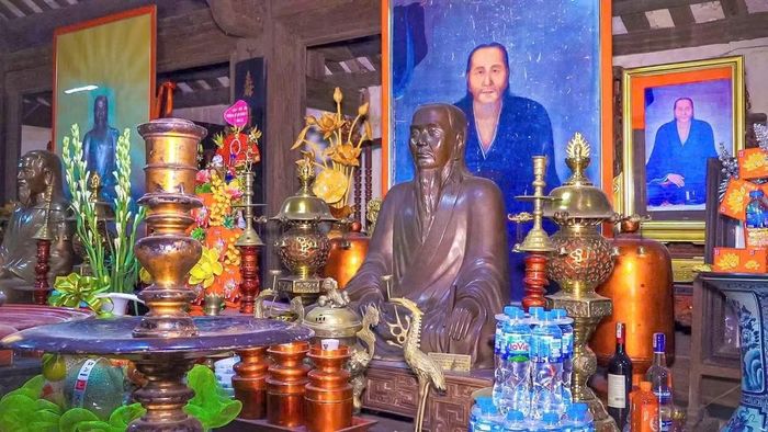 Trải qua ba đời, ba nhà khoa bảng họ Nguyễn Quý đã liên tiếp giữ những chức vụ trọng yếu (2 đời Tể tướng) trong triều đình Lê - Trịnh.