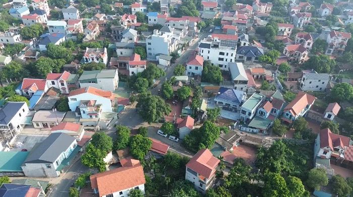 Câu chuyện ở Chánh Phu nhân Nguyễn Thị Hay không dừng lại trong khuôn viên một gia đình. Theo tích xưa được lưu truyền, trong những năm tháng lịch sử nhiều biến động, khi cư dân phiêu bạt, xóm làng tiêu điều, vùng đất Địa Hoàng, nay là thôn Trung Hoàng, còn hoang vu, cụ đã đứng ra kêu gọi, chiêu tập nhân dân trở về, cùng nhau khai khẩn đất hoang, khôi phục sản xuất, gây dựng lại xóm làng. Từ vùng đất hoang vu, cuộc sống dần được hồi sinh, người dân trở về an cư, lạc nghiệp. Công lao ấy, qua nhiều thế hệ, không chỉ được kể lại trong gia tộc mà đã trở thành một phần ký ức của cộng đồng.