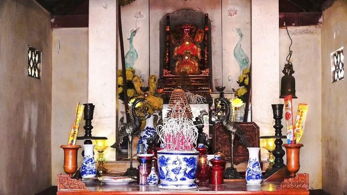 Đền thờ tại thôn Trung Hoàng ngày nay là nơi các chi họ Lưu cùng nhân dân địa phương thành kính phụng thờ cụ Nguyễn Quý Thường và thân mẫu.