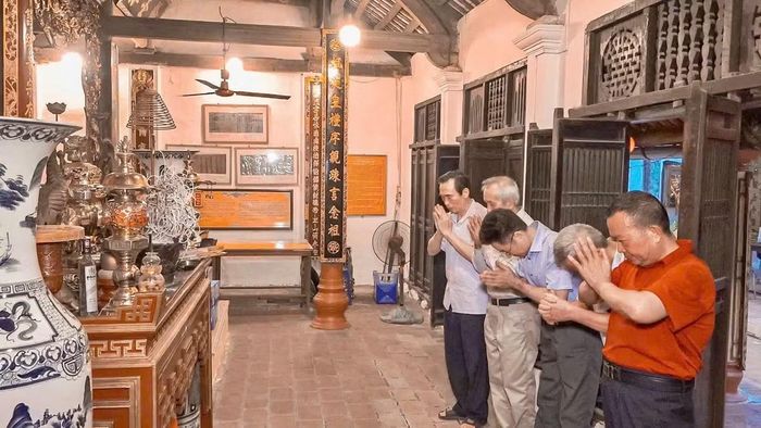 Ngày 27/9/2026 (tức 17/8 Âm lịch) tới đây, tròn 283 năm ngày húy Tổ mẫu Chi cụ Nguyễn Quý Thường (cụ Đồng Thần), tức Chánh Phu nhân Nguyễn Thị Hay. Nhân dịp này, Bản Chi cùng nhân dân thôn Trung Hoàng sẽ tổ chức Lễ dâng hương tưởng niệm Tổ mẫu tại nhà thờ Chi cụ Đồng Thần, xóm Đình, làng Đại Mỗ, phường Tây Mỗ, TP Hà Nội.