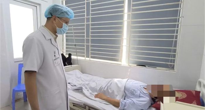Bác sĩ thăm hỏi người bệnh sau phẫu thuật - Ảnh BVCC