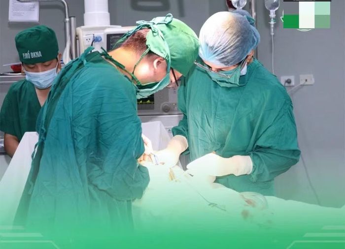 Ê-kíp phẫu thuật cho bệnh nhân - Ảnh BVCC