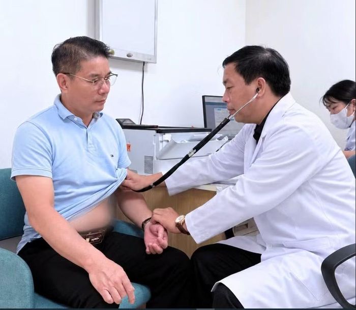 ThS.BS. Nguyễn Anh Tuấn thăm khám cho bệnh nhân - Ảnh BVCC