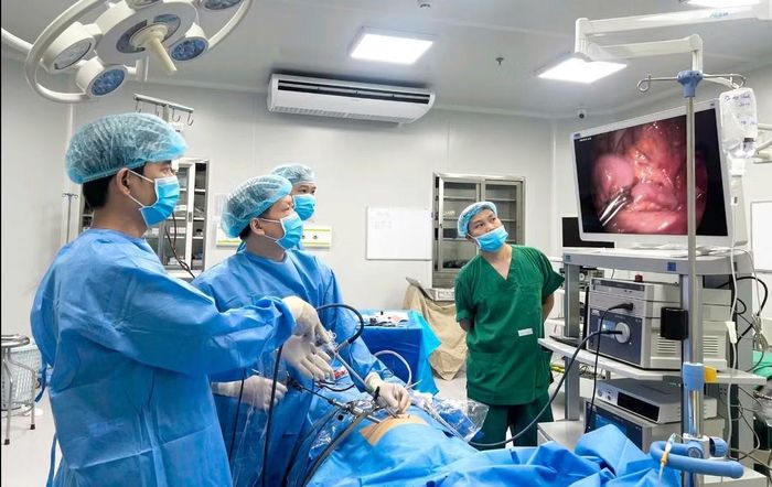 Các bác sĩ xử lý túi thừa gây biến chứng - Ảnh BVCC