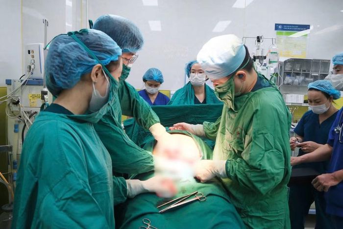 Ê-kíp phẫu thuật cho bệnh nhân - Ảnh BVCC
