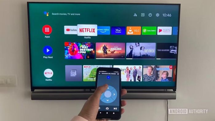 Smartphone có thể thay thế remote truyền thống để điều khiển Smart TV và nhập nội dung nhanh hơn. (Ảnh: Androidauthority)