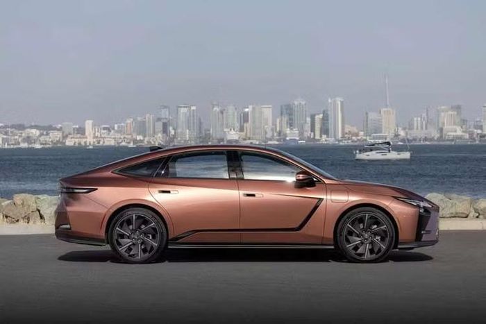 Tuy nhiên, tham khảo các thị trường quốc tế, hai biến thể hybrid được trang bị động cơ xăng 2.5L kết hợp cùng mô-tơ điện và hộp số tự động vô cấp e-CVT, cho ra công suất tối đa 243 mã lực và mô-men xoắn cực đại 235 Nm. Trong khi đó, bản thuần điện ES 500e được trang bị hai mô-tơ điện phân bổ ở cả hai trục, mang đến tổng công suất tối đa 338 mã lực.