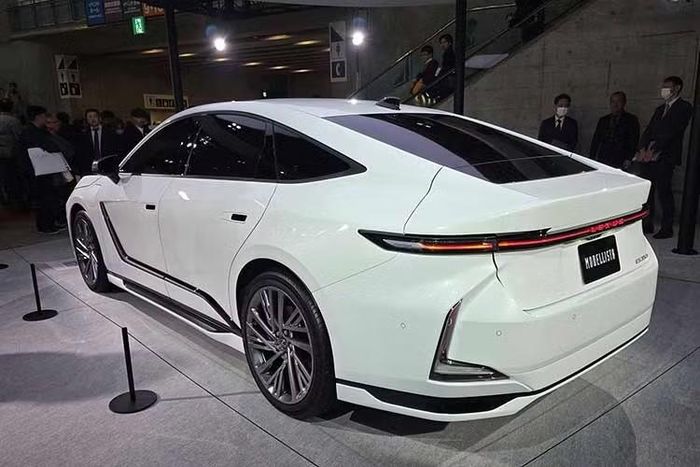 Lexus ES 2026 được xây dựng trên nền tảng khung gầm TNGA-K cải tiến, sở hữu kích thước tổng thể gia tăng vượt trội so với phiên bản tiền nhiệm. Cụ thể, chiều dài xe đạt 5.140 mm, chiều rộng 1.920 mm cùng chiều dài cơ sở 2.950 mm. Việc mở rộng kích thước giúp ES tiến gần hơn đến phân khúc sedan cỡ lớn cao cấp hiện do "đàn anh" Lexus LS đảm nhiệm.