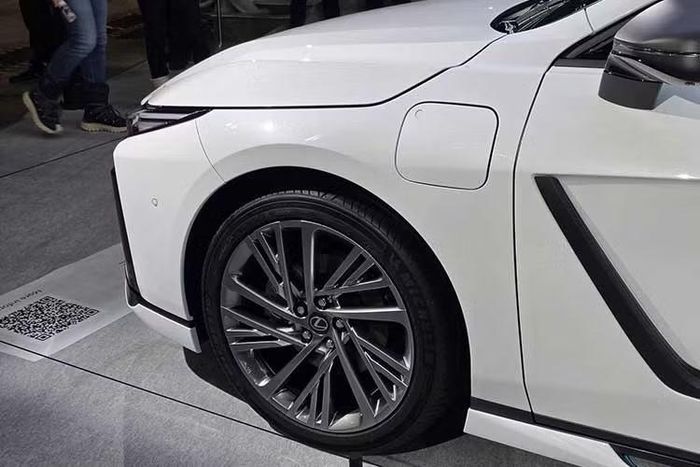 So với thế hệ tiền nhiệm, tổng thể thiết kế của Lexus ES 2026 mang phong cách tương lai hơn nhưng vẫn giữ những đặc trưng quen thuộc của thương hiệu Lexus. Bên trong khoang cabin, Lexus ES mới mang đến sự thay đổi rõ rệt với phong cách tối giản và công nghệ cao.