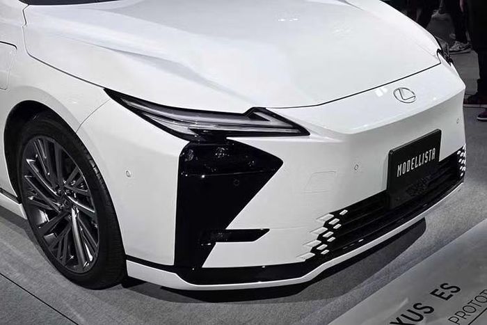 Ngoại thất của xe được áp dụng ngôn ngữ thiết kế mới "Clean Tech × Elegance", với phần đầu xe được tạo hình sắc nét hơn, thân xe sử dụng nhiều đường gân nổi và các mảng khối lớn nhằm tạo cảm giác hiện đại.