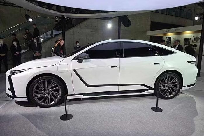 Trước thời điểm ra mắt, mẫu sedan hạng sang Lexus ES thế hệ mới đã nhiều lần bị bắt gặp tại Việt Nam. Một chiếc ES 350h từng xuất hiện tại trung tâm kiểm tra khí thải ở Hà Nội, trong khi biến thể ES 500e cũng được ghi nhận chạy thử trên đường.