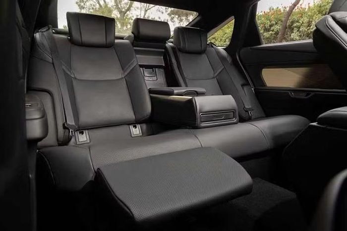 Tại thị trường quốc tế, các phiên bản cao cấp của dòng xe này còn sở hữu hàng ghế sau tiện nghi với khả năng chỉnh điện, tích hợp sưởi, thông gió, massage cũng như đệm đỡ chân cho hành khách. Hiện tại, thông số động cơ cụ thể của Lexus ES dành riêng cho thị trường Việt Nam vẫn chưa được công bố chính thức.