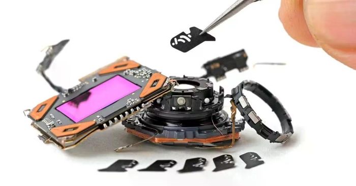 Các chi tiết của thấu kính có khẩu độ biến thiên trên iPhone 18 Pro Max.