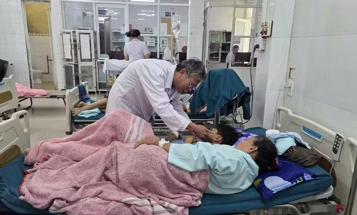 Hàng chục người bị ngộ độc sau khi ăn bánh mì ở Quảng Trị.