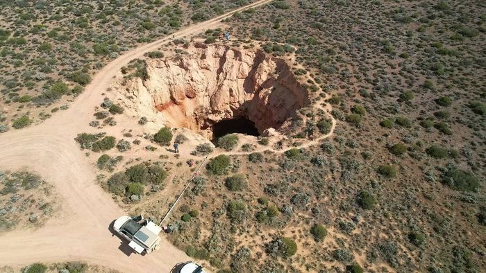 Một cửa hang trên đồng bằng Nullarbor hé lộ hệ thống rộng lớn nằm bên dưới vùng đất bằng phẳng. Ảnh: Matej Lipar.