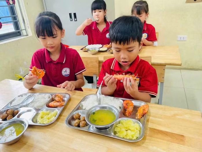 Học sinh ăn bán trú tại Trường Tiểu học Hòa Xá, xã Hòa Xá, Hà Nội năm 2026. Ảnh: Đình Tuệ.