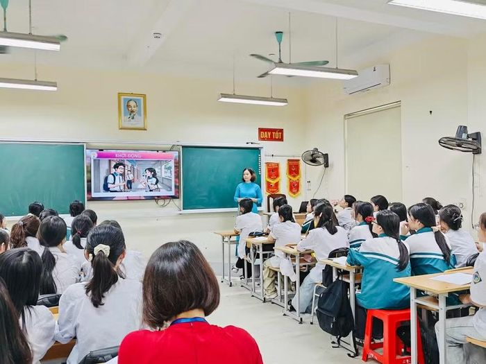 Giáo viên Trường THPT Tống Văn Trân, tỉnh Ninh Bình tổ chức hoạt động học tập cho học sinh với sự hỗ trợ của thiết bị công nghệ.