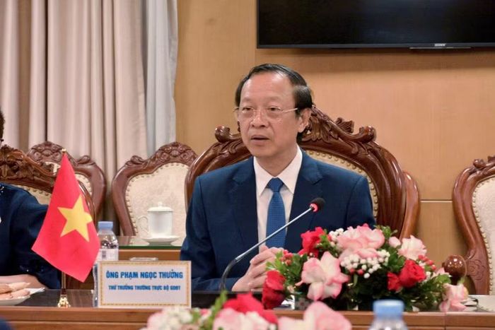 Thứ trưởng Thường trực Phạm Ngọc Thưởng trao đổi tại buổi tiếp.